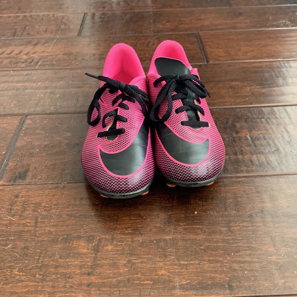 EUC Unisex Pink Nike Soccer Cleats Kids Size 4 - Picture 1 of 7